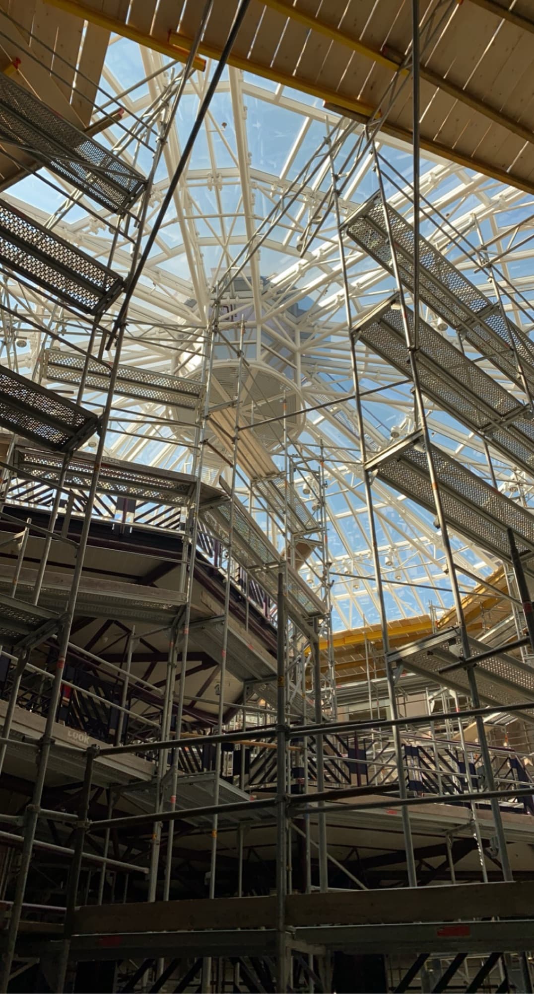 Structure métallique XXL peinte à l'Octagon, Grand-Saconnex — angle secondaire