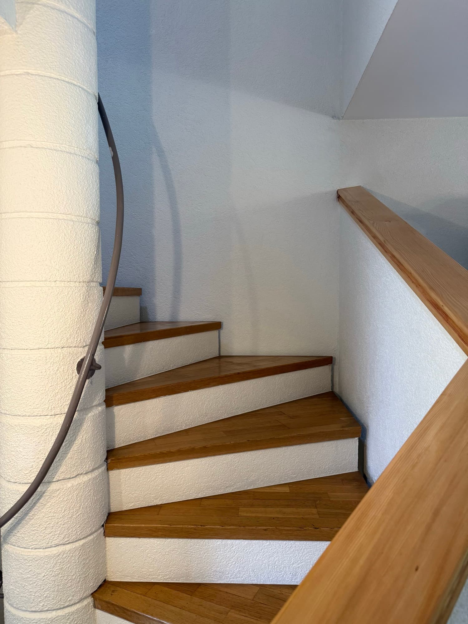 Cage d'escalier rafraîchie à Troinex